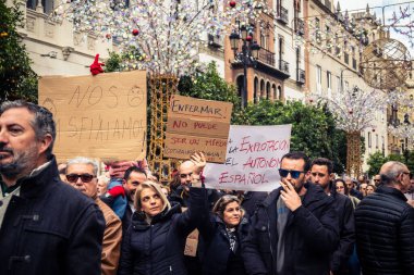 Seville, İspanya, 30 Kasım 2025 Sevilla 'da serbest çalışan işçiler, İspanyol hükümetinin uğradığı sömürüyü protesto etmek için şehrin tarihi merkezinde gösteri yaptılar..