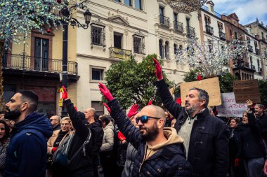 Seville, İspanya, 30 Kasım 2025 Sevilla 'da serbest çalışan işçiler, İspanyol hükümetinin uğradığı sömürüyü protesto etmek için şehrin tarihi merkezinde gösteri yaptılar..
