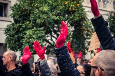 Seville, İspanya, 30 Kasım 2025 Sevilla 'da serbest çalışan işçiler, İspanyol hükümetinin uğradığı sömürüyü protesto etmek için şehrin tarihi merkezinde gösteri yaptılar..