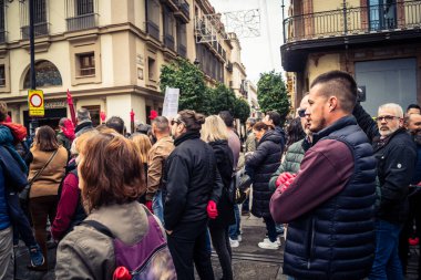 Seville, İspanya, 30 Kasım 2025 Sevilla 'da serbest çalışan işçiler, İspanyol hükümetinin uğradığı sömürüyü protesto etmek için şehrin tarihi merkezinde gösteri yaptılar..