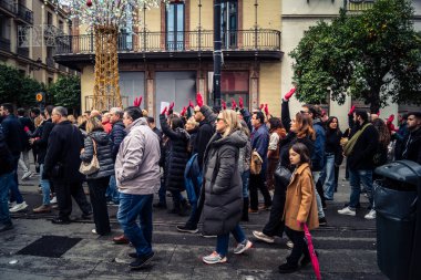 Seville, İspanya, 30 Kasım 2025 Sevilla 'da serbest çalışan işçiler, İspanyol hükümetinin uğradığı sömürüyü protesto etmek için şehrin tarihi merkezinde gösteri yaptılar..