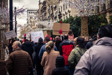 Seville, İspanya, 30 Kasım 2025 Sevilla 'da serbest çalışan işçiler, İspanyol hükümetinin uğradığı sömürüyü protesto etmek için şehrin tarihi merkezinde gösteri yaptılar..