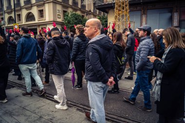 Seville, İspanya, 30 Kasım 2025 Sevilla 'da serbest çalışan işçiler, İspanyol hükümetinin uğradığı sömürüyü protesto etmek için şehrin tarihi merkezinde gösteri yaptılar..