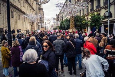 Seville, İspanya, 30 Kasım 2025 Sevilla 'da serbest çalışan işçiler, İspanyol hükümetinin uğradığı sömürüyü protesto etmek için şehrin tarihi merkezinde gösteri yaptılar..