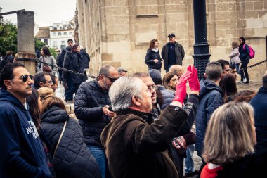 Seville, İspanya, 30 Kasım 2025 Sevilla 'da serbest çalışan işçiler, İspanyol hükümetinin uğradığı sömürüyü protesto etmek için şehrin tarihi merkezinde gösteri yaptılar..