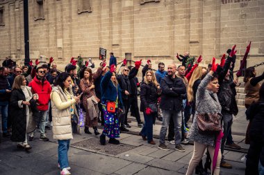 Seville, İspanya, 30 Kasım 2025 Sevilla 'da serbest çalışan işçiler, İspanyol hükümetinin uğradığı sömürüyü protesto etmek için şehrin tarihi merkezinde gösteri yaptılar..