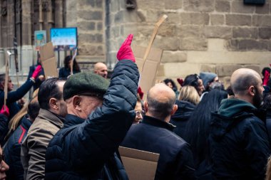 Seville, İspanya, 30 Kasım 2025 Sevilla 'da serbest çalışan işçiler, İspanyol hükümetinin uğradığı sömürüyü protesto etmek için şehrin tarihi merkezinde gösteri yaptılar..