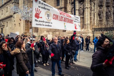 Seville, İspanya, 30 Kasım 2025 Sevilla 'da serbest çalışan işçiler, İspanyol hükümetinin uğradığı sömürüyü protesto etmek için şehrin tarihi merkezinde gösteri yaptılar..