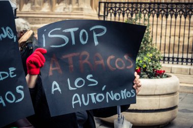 Seville, İspanya, 30 Kasım 2025 Sevilla 'da serbest çalışan işçiler, İspanyol hükümetinin uğradığı sömürüyü protesto etmek için şehrin tarihi merkezinde gösteri yaptılar..