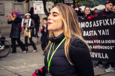 Seville, İspanya, 30 Kasım 2025 Sevilla 'da serbest çalışan işçiler, İspanyol hükümetinin uğradığı sömürüyü protesto etmek için şehrin tarihi merkezinde gösteri yaptılar..