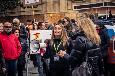 Seville, İspanya, 30 Kasım 2025 Sevilla 'da serbest çalışan işçiler, İspanyol hükümetinin uğradığı sömürüyü protesto etmek için şehrin tarihi merkezinde gösteri yaptılar..