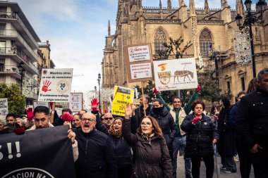 Seville, İspanya, 30 Kasım 2025 Sevilla 'da serbest çalışan işçiler, İspanyol hükümetinin uğradığı sömürüyü protesto etmek için şehrin tarihi merkezinde gösteri yaptılar..