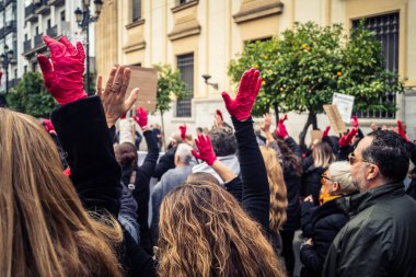 Seville, İspanya, 30 Kasım 2025 Sevilla 'da serbest çalışan işçiler, İspanyol hükümetinin uğradığı sömürüyü protesto etmek için şehrin tarihi merkezinde gösteri yaptılar..