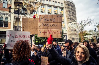 Seville, İspanya, 30 Kasım 2025 Sevilla 'da serbest çalışan işçiler, İspanyol hükümetinin uğradığı sömürüyü protesto etmek için şehrin tarihi merkezinde gösteri yaptılar..