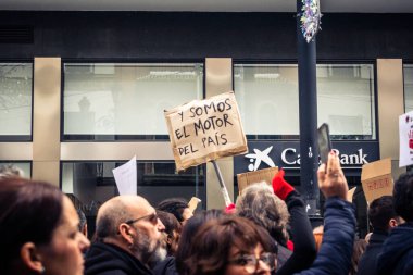 Seville, İspanya, 30 Kasım 2025 Sevilla 'da serbest çalışan işçiler, İspanyol hükümetinin uğradığı sömürüyü protesto etmek için şehrin tarihi merkezinde gösteri yaptılar..