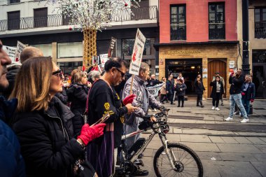 Seville, İspanya, 30 Kasım 2025 Sevilla 'da serbest çalışan işçiler, İspanyol hükümetinin uğradığı sömürüyü protesto etmek için şehrin tarihi merkezinde gösteri yaptılar..