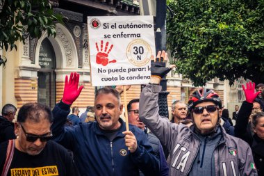 Seville, İspanya, 30 Kasım 2025 Sevilla 'da serbest çalışan işçiler, İspanyol hükümetinin uğradığı sömürüyü protesto etmek için şehrin tarihi merkezinde gösteri yaptılar..