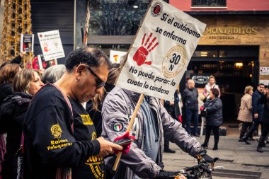 Seville, İspanya, 30 Kasım 2025 Sevilla 'da serbest çalışan işçiler, İspanyol hükümetinin uğradığı sömürüyü protesto etmek için şehrin tarihi merkezinde gösteri yaptılar..