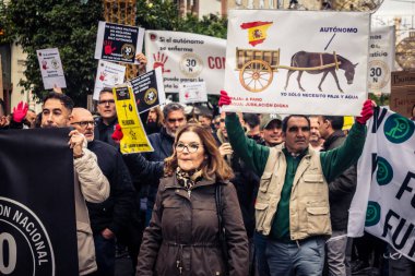 Seville, İspanya, 30 Kasım 2025 Sevilla 'da serbest çalışan işçiler, İspanyol hükümetinin uğradığı sömürüyü protesto etmek için şehrin tarihi merkezinde gösteri yaptılar..