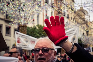 Seville, İspanya, 30 Kasım 2025 Sevilla 'da serbest çalışan işçiler, İspanyol hükümetinin uğradığı sömürüyü protesto etmek için şehrin tarihi merkezinde gösteri yaptılar..