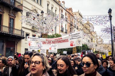 Seville, İspanya, 30 Kasım 2025 Sevilla 'da serbest çalışan işçiler, İspanyol hükümetinin uğradığı sömürüyü protesto etmek için şehrin tarihi merkezinde gösteri yaptılar..