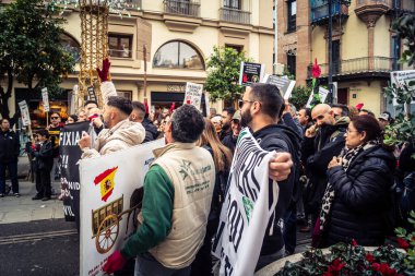 Seville, İspanya, 30 Kasım 2025 Sevilla 'da serbest çalışan işçiler, İspanyol hükümetinin uğradığı sömürüyü protesto etmek için şehrin tarihi merkezinde gösteri yaptılar..