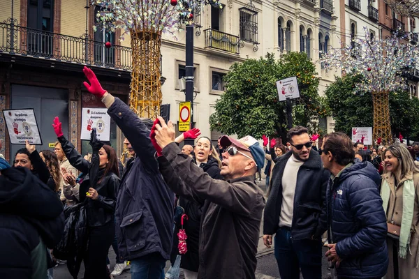 Seville, İspanya, 30 Kasım 2025 Sevilla 'da serbest çalışan işçiler, İspanyol hükümetinin uğradığı sömürüyü protesto etmek için şehrin tarihi merkezinde gösteri yaptılar..