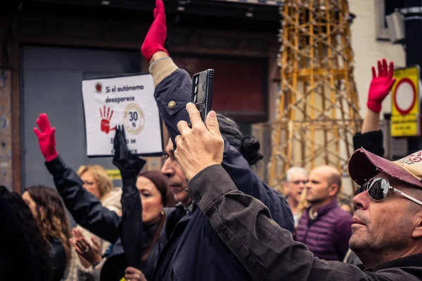 Seville, İspanya, 30 Kasım 2025 Sevilla 'da serbest çalışan işçiler, İspanyol hükümetinin uğradığı sömürüyü protesto etmek için şehrin tarihi merkezinde gösteri yaptılar..
