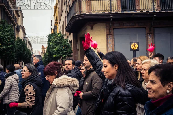 Seville, İspanya, 30 Kasım 2025 Sevilla 'da serbest çalışan işçiler, İspanyol hükümetinin uğradığı sömürüyü protesto etmek için şehrin tarihi merkezinde gösteri yaptılar..