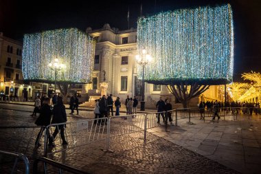 Seville, İspanya, 29 Kasım 2025 Noel ışıkları Sevilla sokaklarında. Binlerce ışık, Güney İspanya 'daki tatil sezonu için Endülüs başkentini aydınlatıyor..