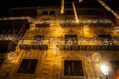 Seville, İspanya, 29 Kasım 2025 Noel ışıkları Sevilla sokaklarında. Binlerce ışık, Güney İspanya 'daki tatil sezonu için Endülüs başkentini aydınlatıyor..