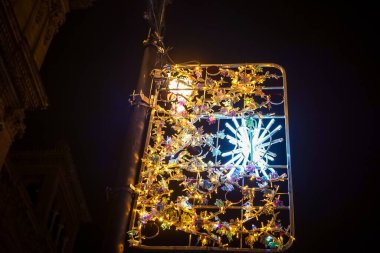 Seville, İspanya, 29 Kasım 2025 Noel ışıkları Sevilla sokaklarında. Binlerce ışık, Güney İspanya 'daki tatil sezonu için Endülüs başkentini aydınlatıyor..