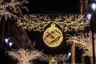 Seville, İspanya, 29 Kasım 2025 Noel ışıkları Sevilla sokaklarında. Binlerce ışık, Güney İspanya 'daki tatil sezonu için Endülüs başkentini aydınlatıyor..