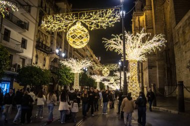 Seville, İspanya, 29 Kasım 2025 Noel ışıkları Sevilla sokaklarında. Binlerce ışık, Güney İspanya 'daki tatil sezonu için Endülüs başkentini aydınlatıyor..