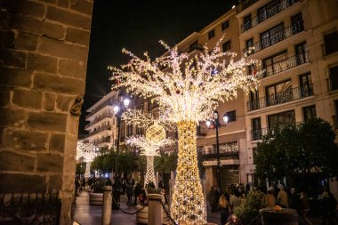 Seville, İspanya, 29 Kasım 2025 Noel ışıkları Sevilla sokaklarında. Binlerce ışık, Güney İspanya 'daki tatil sezonu için Endülüs başkentini aydınlatıyor..