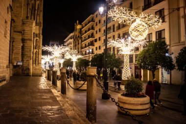 Seville, İspanya, 29 Kasım 2025 Noel ışıkları Sevilla sokaklarında. Binlerce ışık, Güney İspanya 'daki tatil sezonu için Endülüs başkentini aydınlatıyor..