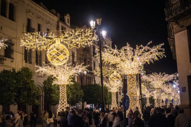 Seville, İspanya, 29 Kasım 2025 Noel ışıkları Sevilla sokaklarında. Binlerce ışık, Güney İspanya 'daki tatil sezonu için Endülüs başkentini aydınlatıyor..