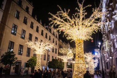 Seville, İspanya, 29 Kasım 2025 Noel ışıkları Sevilla sokaklarında. Binlerce ışık, Güney İspanya 'daki tatil sezonu için Endülüs başkentini aydınlatıyor..