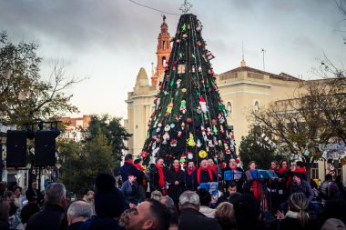 Carmona, İspanya, 1 Aralık 2025 İnsanlar Carmona sokaklarında Noel ışıklarını izliyor. Binlerce ışık Noel desenleri oluşturuyor sokakları aydınlatıyor..
