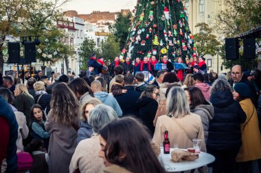 Carmona, İspanya, 1 Aralık 2025 İnsanlar Carmona sokaklarında Noel ışıklarını izliyor. Binlerce ışık Noel desenleri oluşturuyor sokakları aydınlatıyor..