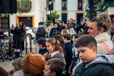 Carmona, İspanya, 1 Aralık 2025 İnsanlar Carmona sokaklarında Noel ışıklarını izliyor. Binlerce ışık Noel desenleri oluşturuyor sokakları aydınlatıyor..