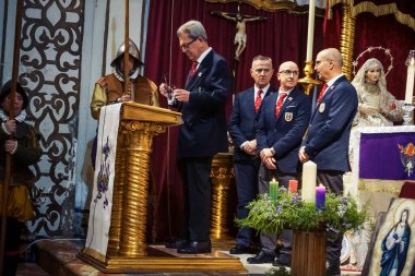 Seville, İspanya, 7 Aralık 2025 İspanyol Tercioları askeri üniformalı insanlar Real Monasterio de San Leandro 'daki Kusursuz Gebelik ayinine katılın..