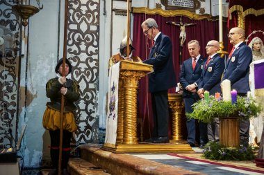 Seville, İspanya, 7 Aralık 2025 İspanyol Tercioları askeri üniformalı insanlar Real Monasterio de San Leandro 'daki Kusursuz Gebelik ayinine katılın..