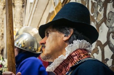 Seville, İspanya, 7 Aralık 2025 İspanyol Tercioları askeri üniformalı insanlar Real Monasterio de San Leandro 'daki Kusursuz Gebelik ayinine katılın..