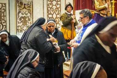 Seville, İspanya, 7 Aralık 2025 İspanyol Tercioları askeri üniformalı insanlar Real Monasterio de San Leandro 'daki Kusursuz Gebelik ayinine katılın..