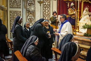 Seville, İspanya, 7 Aralık 2025 İspanyol Tercioları askeri üniformalı insanlar Real Monasterio de San Leandro 'daki Kusursuz Gebelik ayinine katılın..