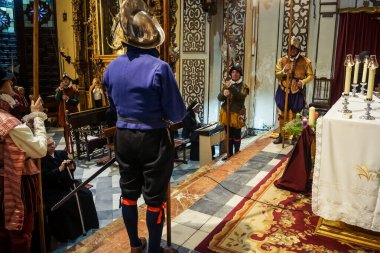 Seville, İspanya, 7 Aralık 2025 İspanyol Tercioları askeri üniformalı insanlar Real Monasterio de San Leandro 'daki Kusursuz Gebelik ayinine katılın..