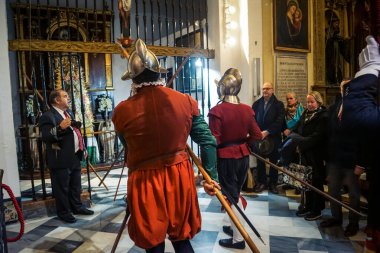 Seville, İspanya, 7 Aralık 2025 İspanyol Tercioları askeri üniformalı insanlar Real Monasterio de San Leandro 'daki Kusursuz Gebelik ayinine katılın..