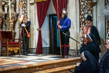 Seville, İspanya, 7 Aralık 2025 İspanyol Tercioları askeri üniformalı insanlar Real Monasterio de San Leandro 'daki Kusursuz Gebelik ayinine katılın..