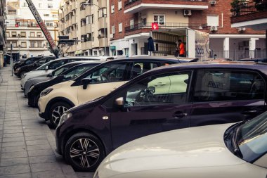 Seville, İspanya, 9 Aralık 2025 Seville sokak sahneleri ve günlük yaşam. Trafik ve mimari, Endülüs 'teki kentsel yaşamın pitoresk bir görüntüsü.